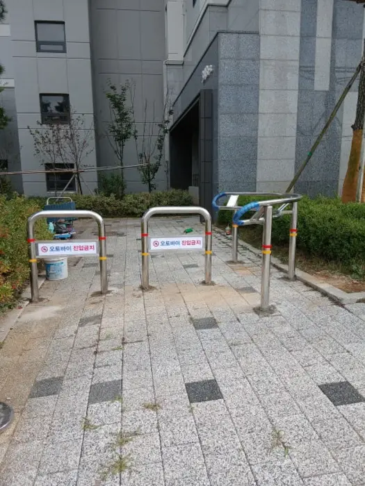 공동주택 보행로 입구에 설치된 스테인리스 볼라드 2연