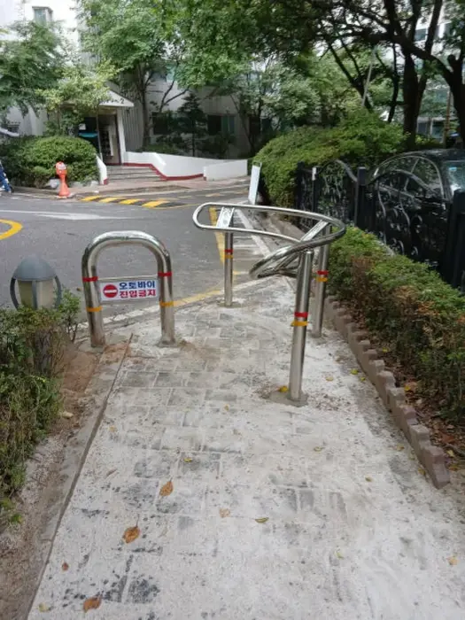 생활도로 진입부에 설치된 U자형 볼라드와 곡선 레일형 볼라드