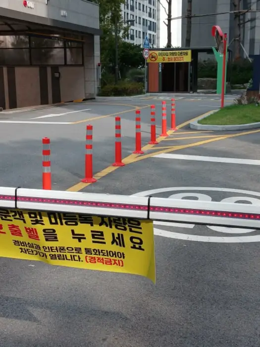 차량 출입구에 열 지어 설치된 연질 델리네이터 볼라드