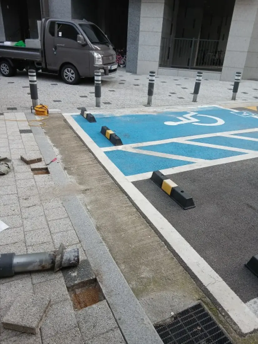 병원 주차장 볼라드
