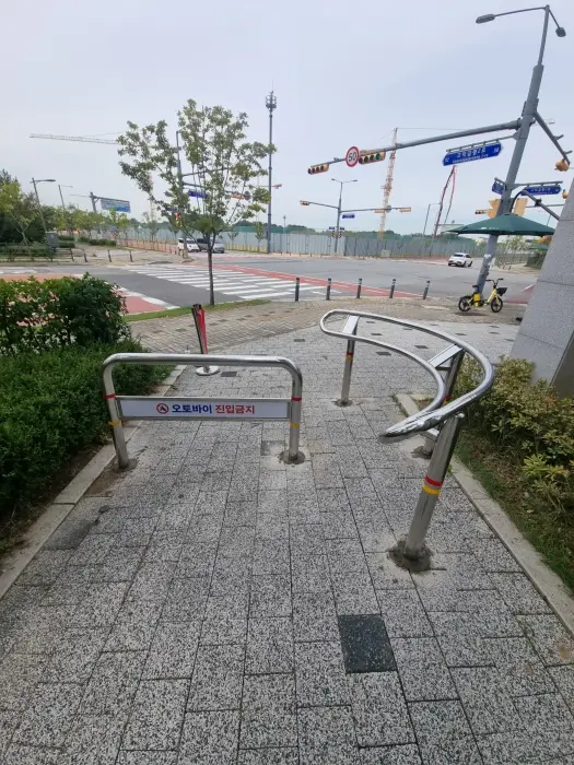 강동구 고덕동 신축 단지 앞 교차로 오토바이 진입 차단 볼라드 시공
